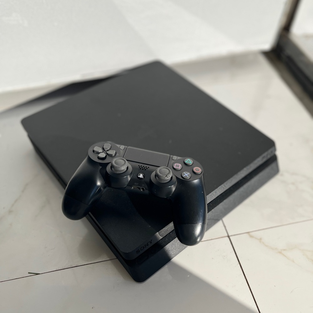 PlayStatipn 4 Console and Controller